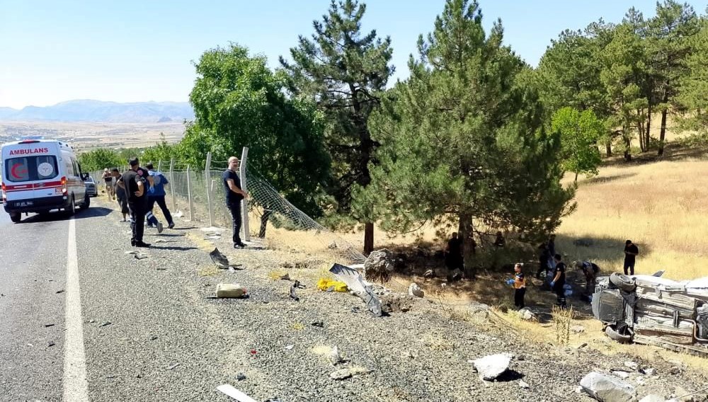 elazigda hafif ticari arac sarampole uctu uc yarali jAAKntyD