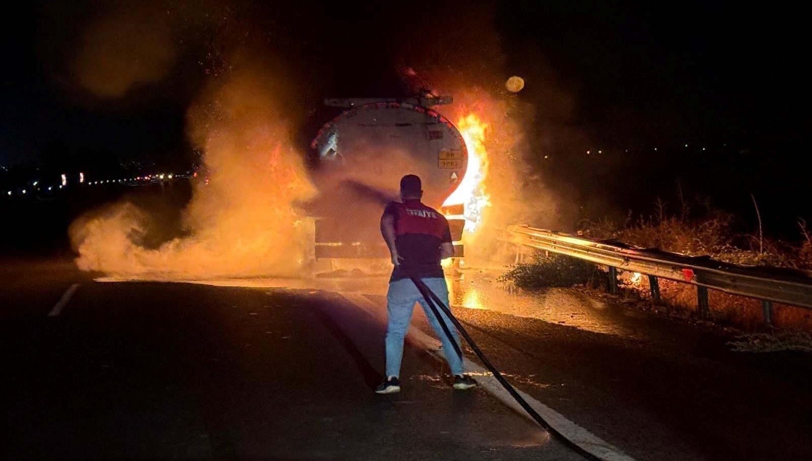 akaryakit yuklu tanker alev aldi sQUTJ6Ir