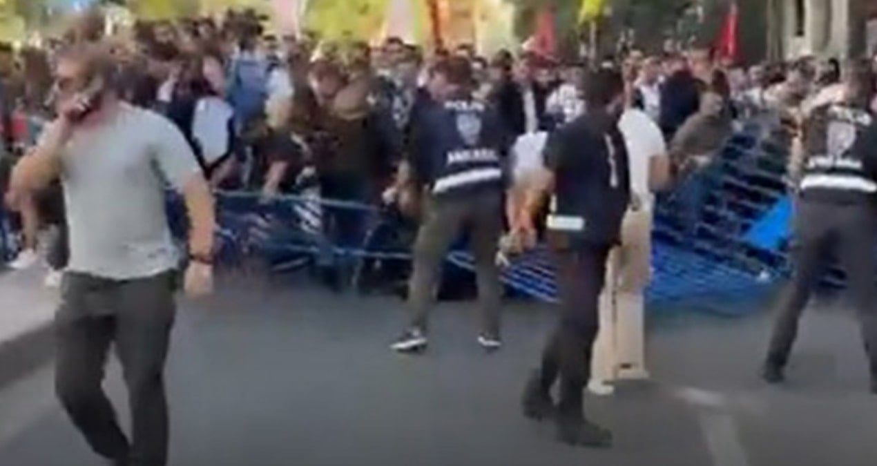 ankarada hareketli saatler chp genclik kollari polis barikatlarini yikti B1INQcXA