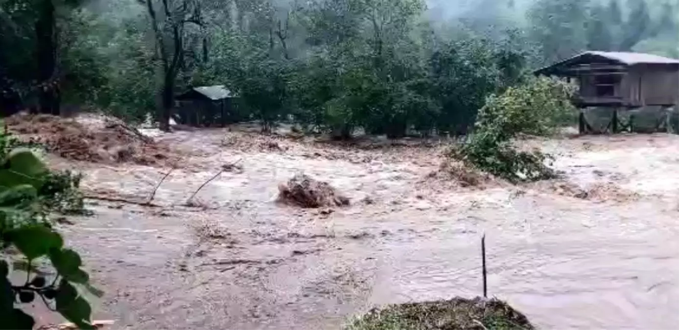 artvinde sel ve heyelan ulasim kesildi Iiy3RvVH