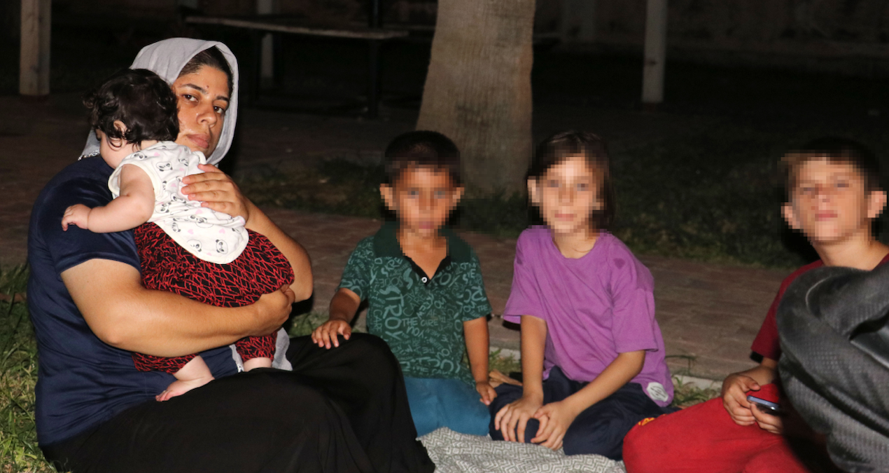 evini lagim suyu basti 4 cocuguyla sokakta kaldi bQ9yrlaT