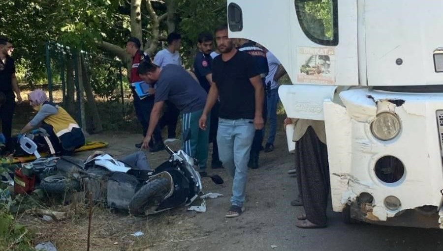 kamyon ve motosiklet kafa kafaya carpisti 2 agir yarali MyYRkttT