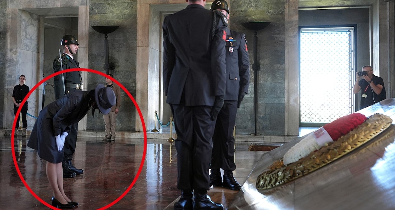 prenses atanin huzurunda saygiyla egildi vkkCRAva