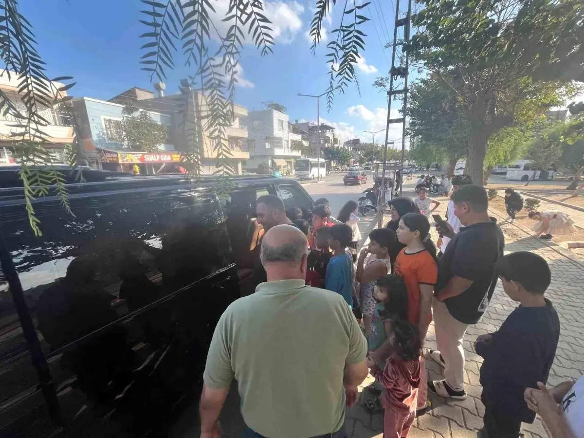 adanali hayirsever cumhuriyet bayraminda cocuklari sevindirdi zsdD12tE.jpg