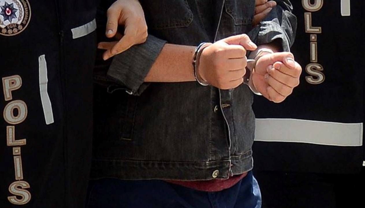 elindeki posetten silahlar cikti tutuklandi sCBdd6LT.jpg