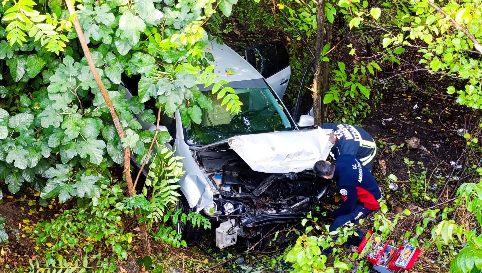 kontrolden cikan otomobil bahceye devrildi dort yarali vYDStJ4d.jpg