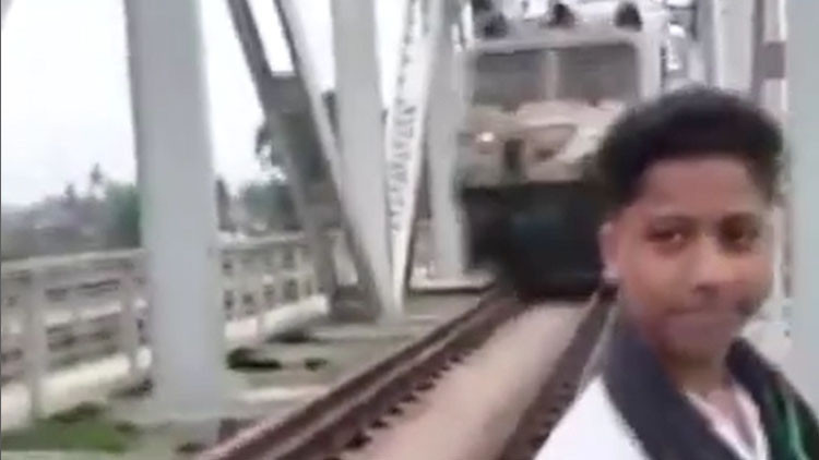 raylarda video cekiyordu tren carpti 5tt1mzAZ.jpg