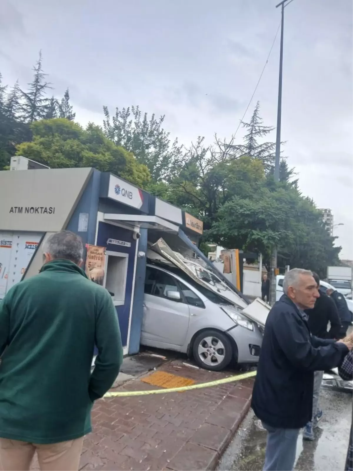 yagmurda kontrol kaybi otomobil atmye girdi vr3OtPYV