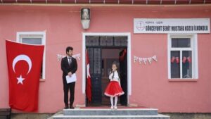 tek-ogrencili-okulda-23-nisan-coskusu-YC7RVnQp