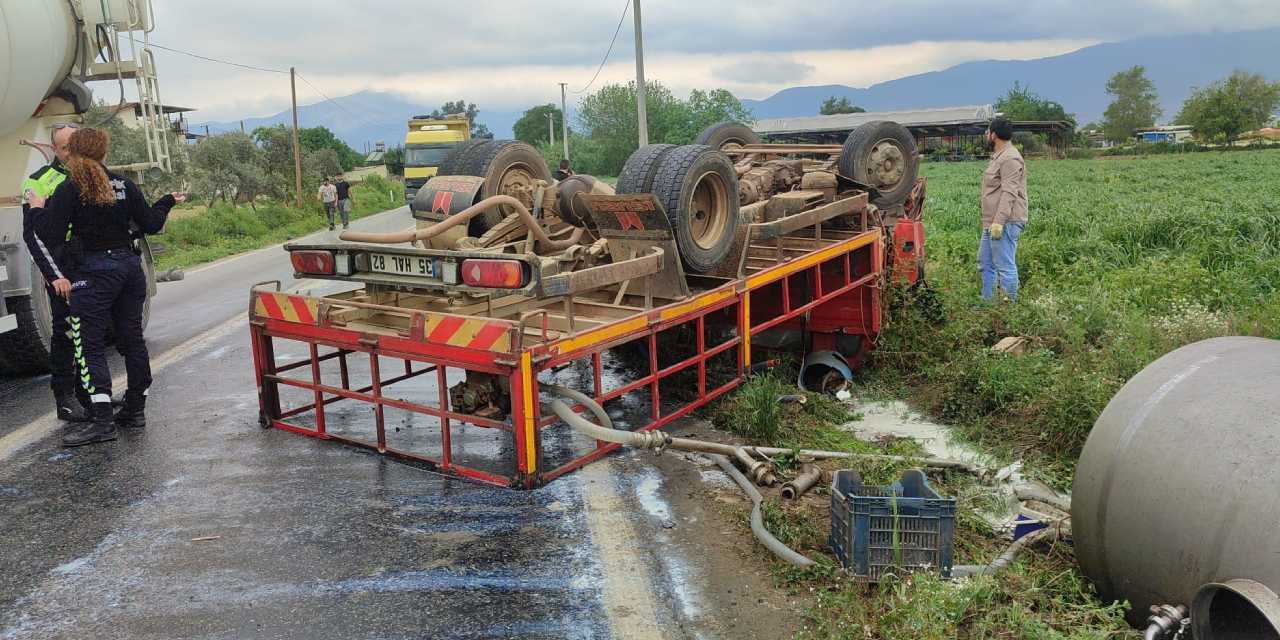 İzmir’de Süt Yüklü Kamyon ile Otomobil Çarpıştı: 5 Yaralı