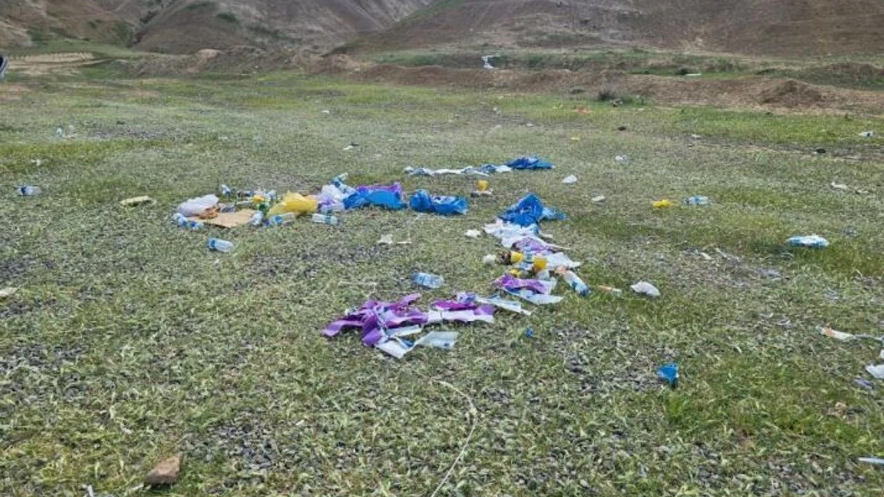 milyonlarca-yillik-mirasa-saygisizlik-gokkusagi-tepeleri-copluge-dondu-QbOhAKPI